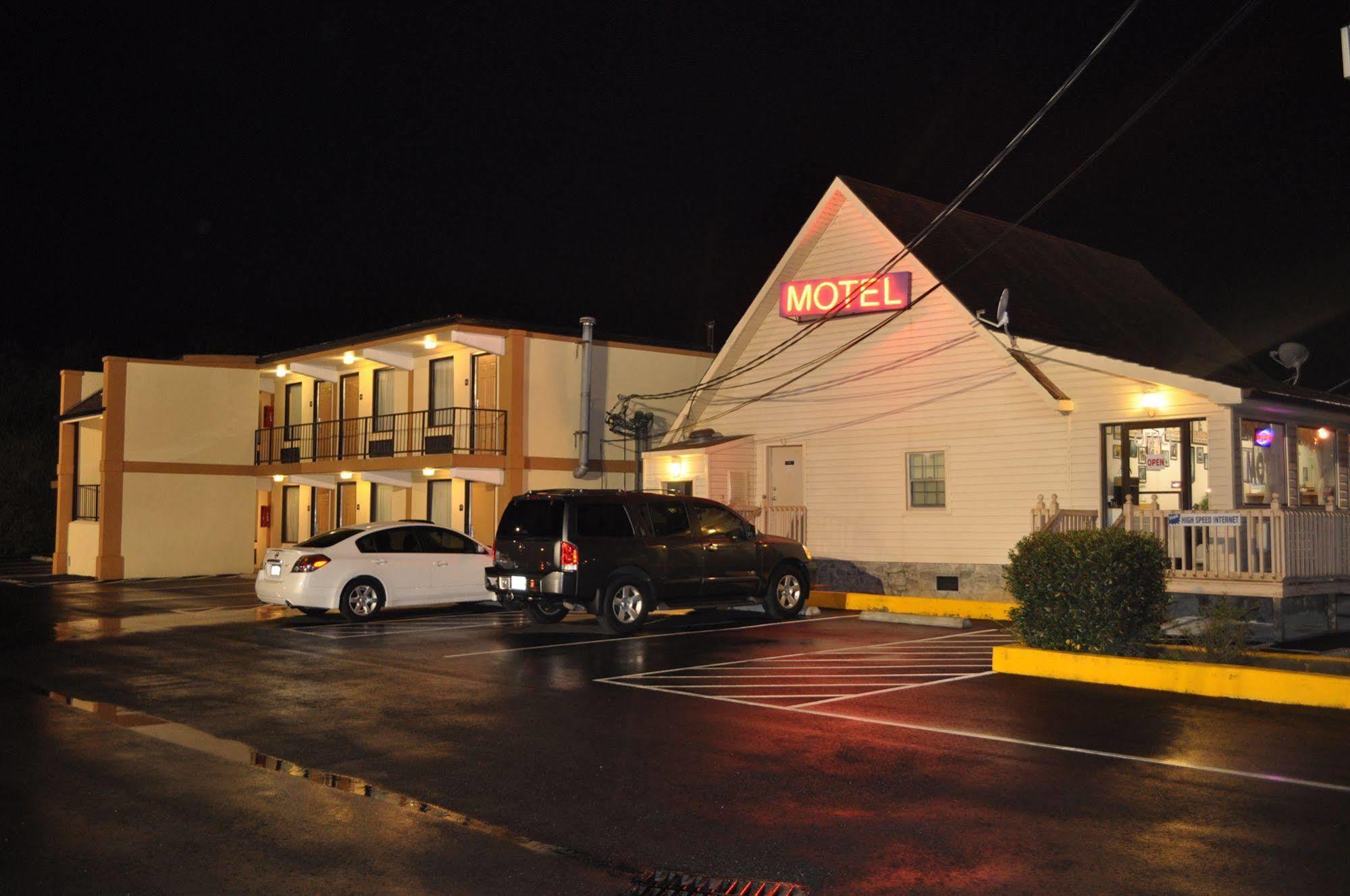 Drakes Creek Inn - Formerly The Relax Inn Хендерсънвил Екстериор снимка
