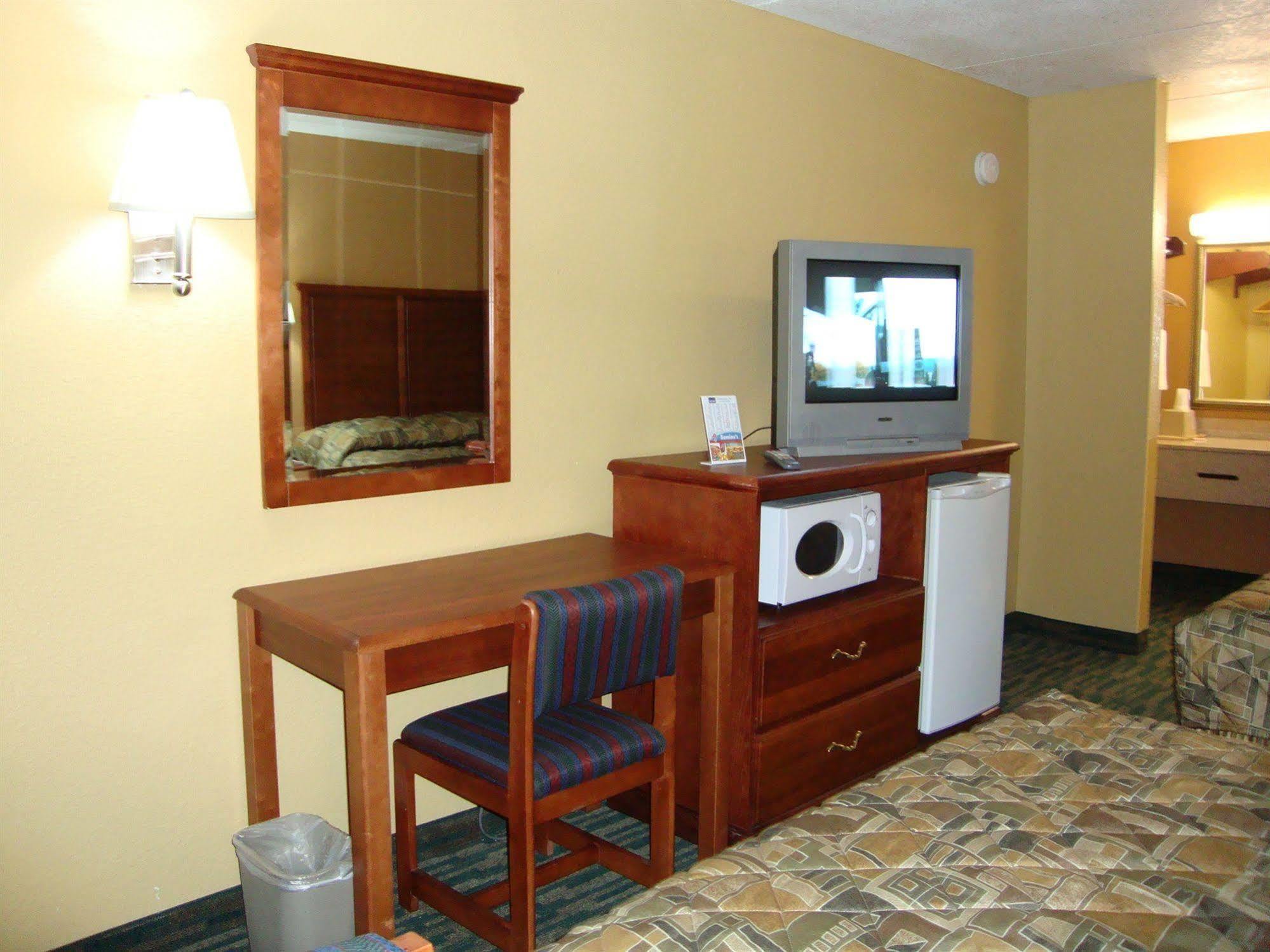 Drakes Creek Inn - Formerly The Relax Inn Хендерсънвил Екстериор снимка